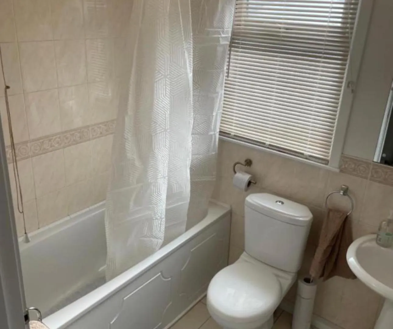 Room 3 Minute Drive From Luton Airport Guest house