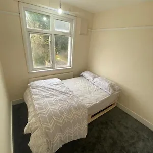  Guest house Room- Near London Luton Airport And Close To Restaurants Shops And Dunstable Hospital