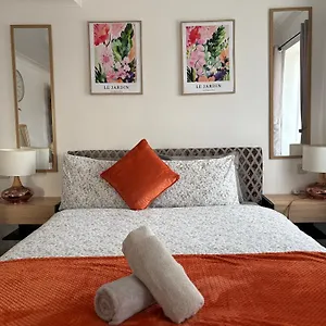  Guest house Luton - Newly Renovated Ideal For Short Stay, Close To Airport Train Station, Free Parking Off Street , Luxury Comfort In Price